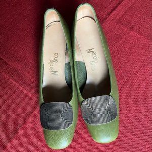 Unique Mod 1960s-era olive green low pumps - size 7